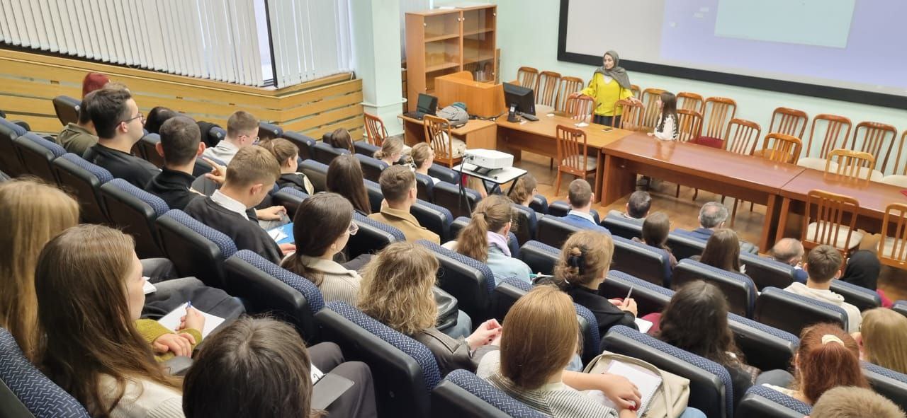 провел в Московском государственном лингвистическом университете 